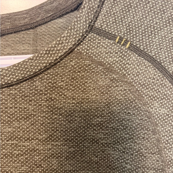 Lululemon Olive Green Long Sleeve Men's Shirt - Picture 2 of 3